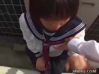 Jaapani teismeline sisse a koolitüdruk õues suhuvõtmine lõbu