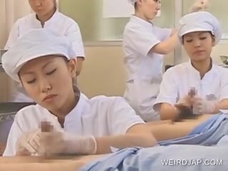 Giapponese infermiera slurping sborra fuori di arrapato cazzo