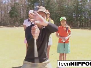 Pirteä aasialaiset teinit tytöt pelata a peliä of kaistale golfia: hd likainen elokuva 0e
